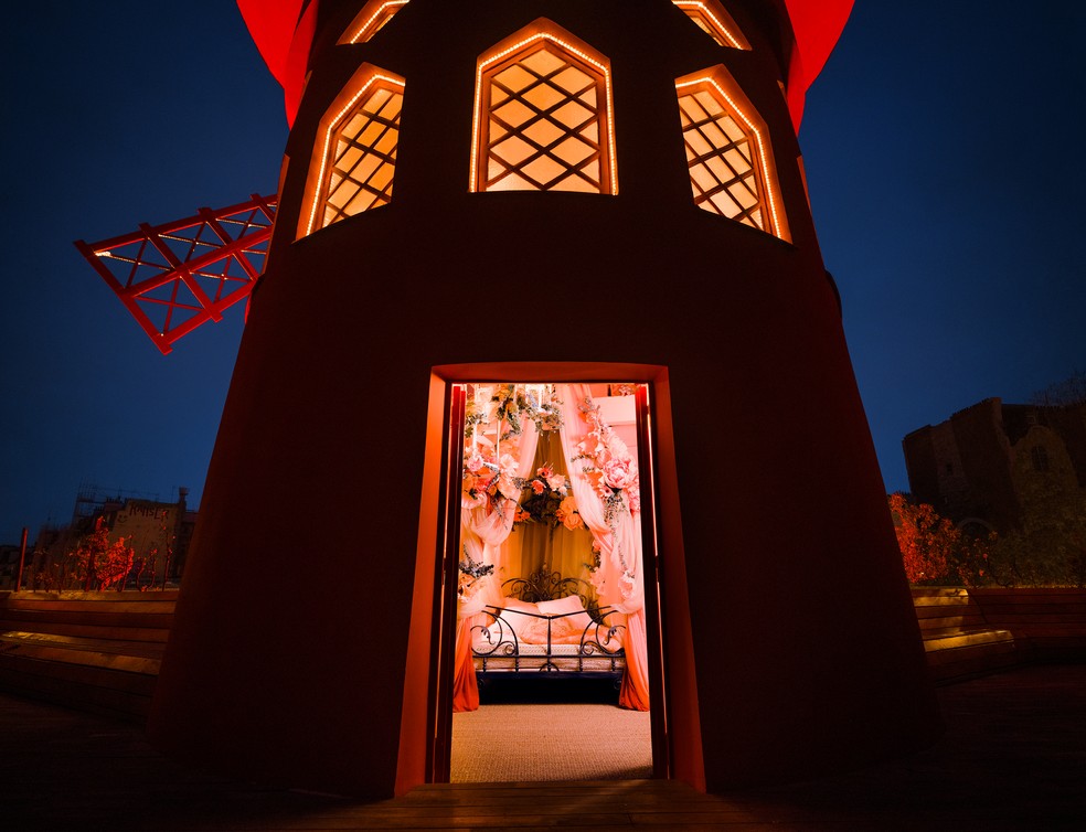 O quarto temático dentro do moinho do Moulin Rouge, em Paris, aberto para três noites em junho — Foto: Divulgação / Airbnb