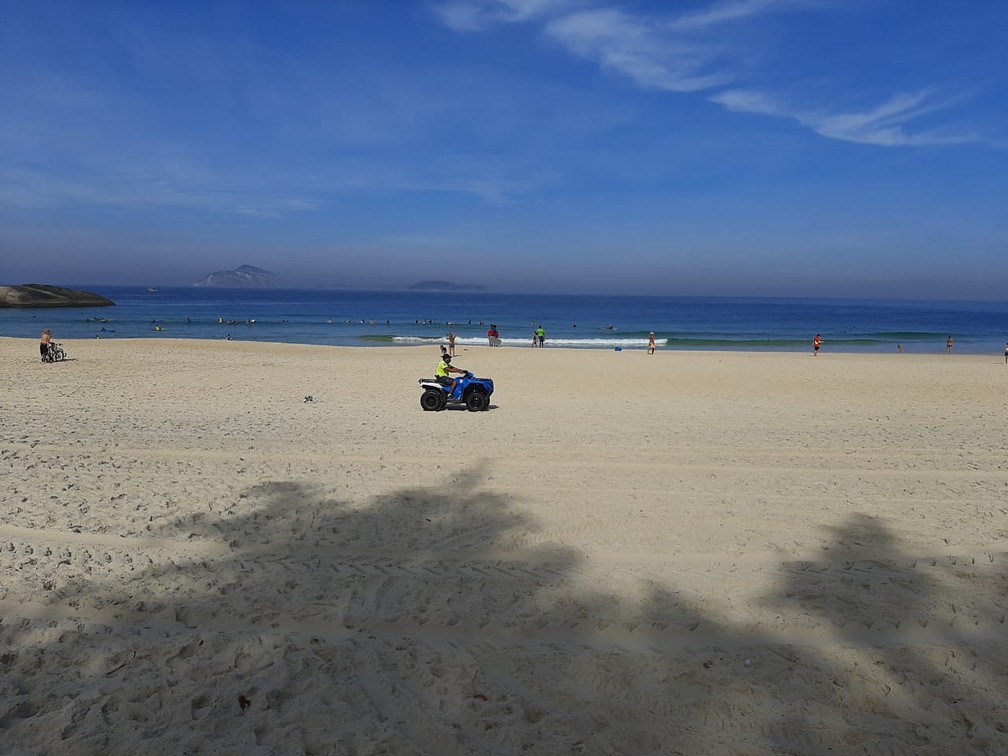 PM percorre a praia do Arpoador, Zona Sul do Rio, na tentava de coibir a presença de banhistas neste feriado (11) — Foto: Daniel Silveira/G1