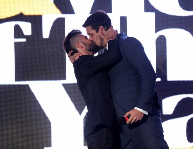 Bruno Gagliasso e João Vicente, apresentadores do MOTY 2015, se beijam no final da premiação (Foto: Roberto FIlho)