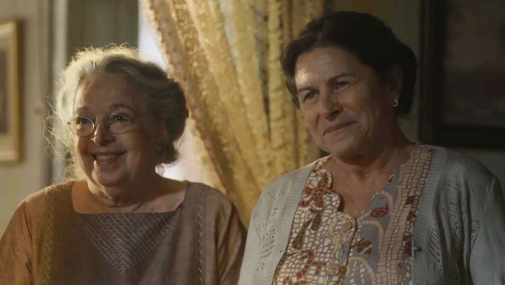 Dona Maria (Denise Weinberg) permite que a filha se case, ao lado de tia Candoca (Camila Amado) — Foto: Globo