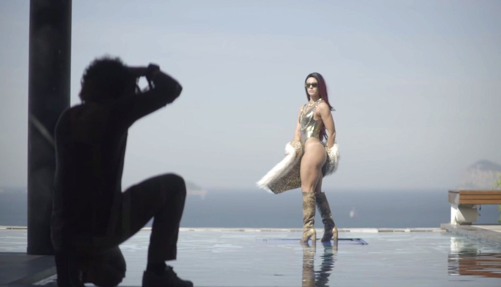 Vivi Guedes impacta com look escandaloso — Foto: TV Globo