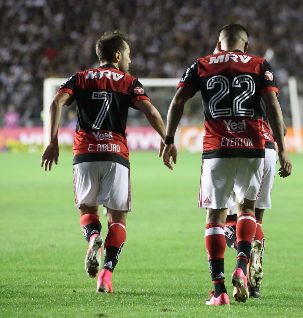 Dois tons de Evertons: dribles de um decidem junto à onipresença do outro