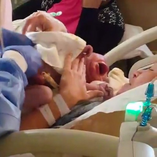 Mãe com o filho nos braços logo após o nascimento (Foto: Reprodução Facebook)