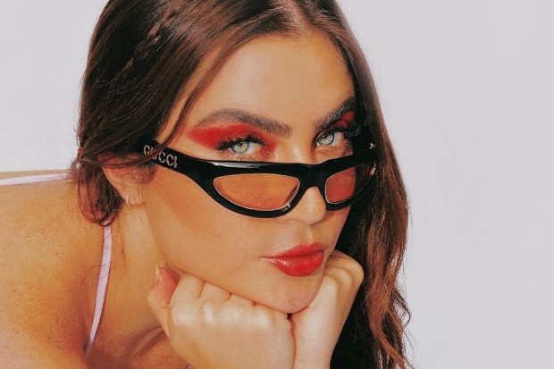 Jade Picon posa com sombra pink e óculos da Gucci (Foto: Reprodução/Instagram)