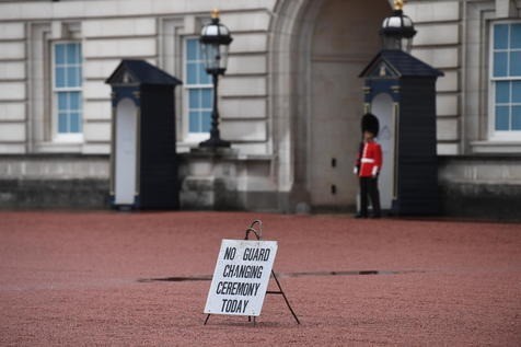Palácio de Buckingham, em Londres, suspendeu a tradicional cerimônia de troca de guarda (Foto: EPA via Agência ANSA)