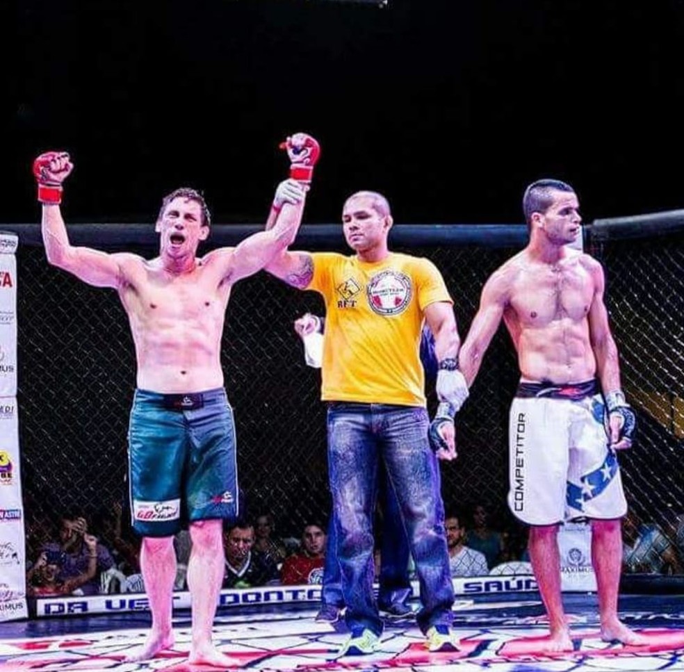 Victor Romero venceu na estreia no MMA profissional em 2011 — Foto: Arquivo pessoal/Victor Romero