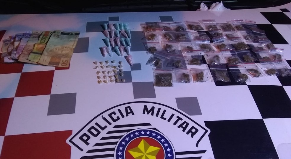 Homem preso no Parque das Nações, em Bauru, levava porções de cocaína, crack e maconha — Foto: Polícia Militar/Divulgação
