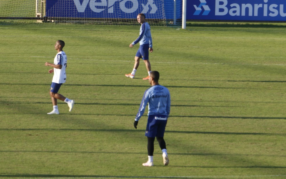 Everton (no alto) treinou nesta terça pelo Grêmio — Foto: Eduardo Moura