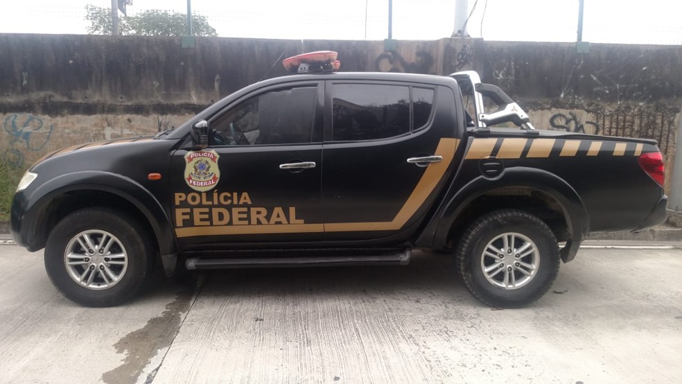 Carro pirata da Polícia Federal é encontrado em corredor do BRT no ...