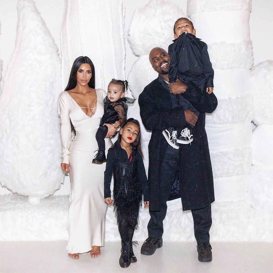 Kim Kardashian com a família (Foto: Reprodução/Instagram)
