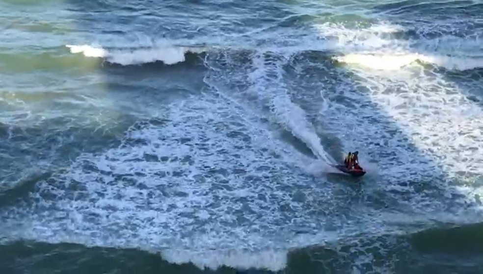 Corpo de Bombeiros realiza buscas com helicópteros e moto aquática (Foto: Reprodução/WhatsApp)