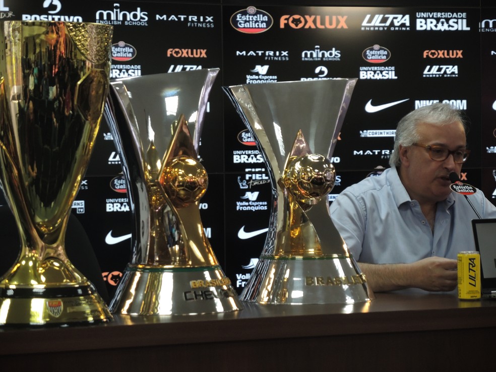 Roberto de Andrade, ao lado de taças que conquistou como presidente do Corinthians (Foto: Marcelo Braga)