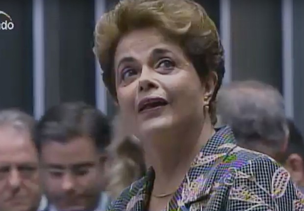 Dilma Rousseff chega ao plenário do Senado para julgamento do impeachment (Foto: Reprodução/TV Senado)