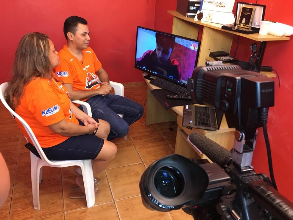 Pai e mãe de TitaN em Manaus — Foto: Rodrigo Faber