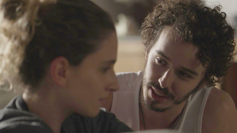 Em 'A Força do Querer', Ivana (Carol Duarte) transa com Cláudio (Gabriel Stauffer) — Foto: Globo