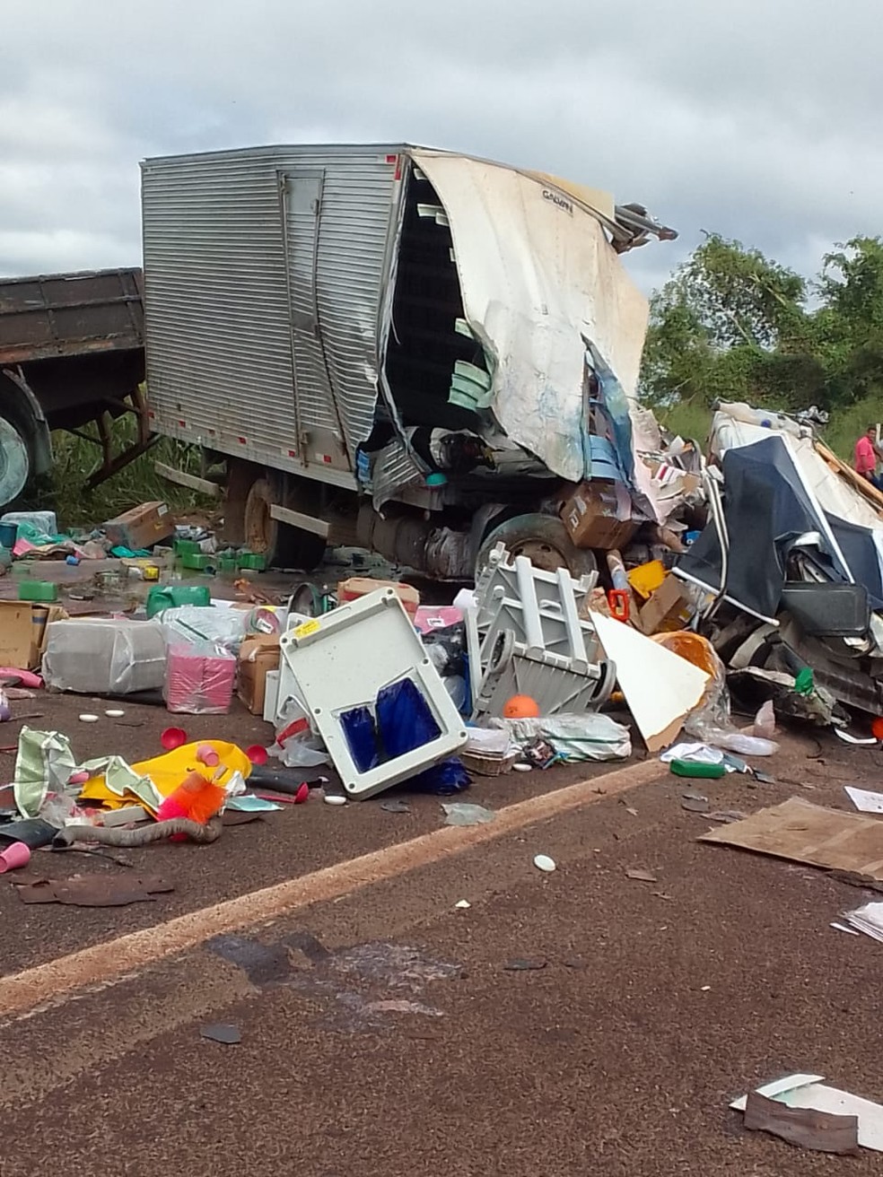 Veículo ficou completamente destruído em acidente que deixou duas vítimas fatais — Foto: Divulgação