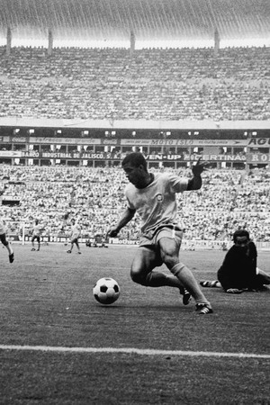 Jairzinho, o furação da Copa de 1970, formou no ataque - que demorou a ser definido - que encantou o planeta (Foto: Getty Images)