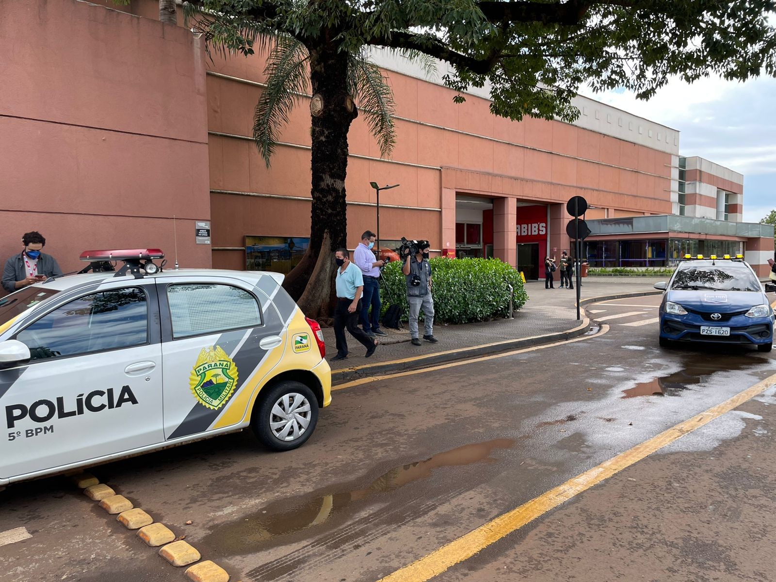 Homem é morto a tiros e mulher é baleada dentro de shopping de Londrina