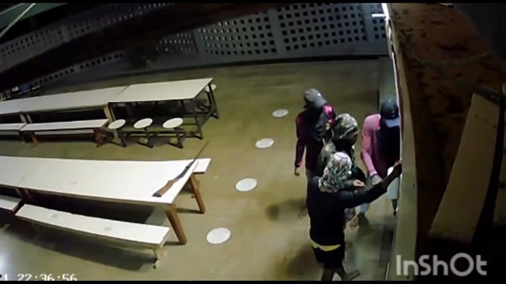 Grupo invade escola em Manacapuru — Foto: Reprodução