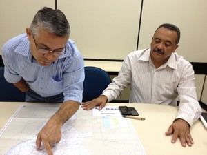 Líderes do movimento Pró-BR-010 mostram no mapa trechos da rodovia que precisam de obras (Foto: Jesana de Jesus/G1)