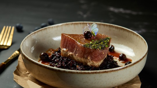 Jantar sofisticado: aprenda receita de arroz negro com lombo de atum e capim-santo