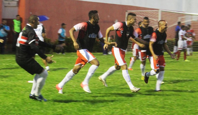 Banco do River-PI comemorando gol contra o 4 de Julho (Foto: Josiel Martins )