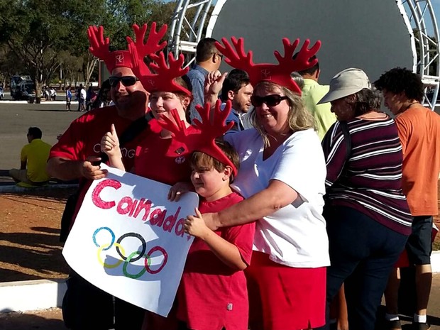 Família do Canadá chega ao Mané Garrincha para acompanhar o jogo contra a Alemanha no futebol feminino da Olimpíada (Foto: Pedro Borges/G1)