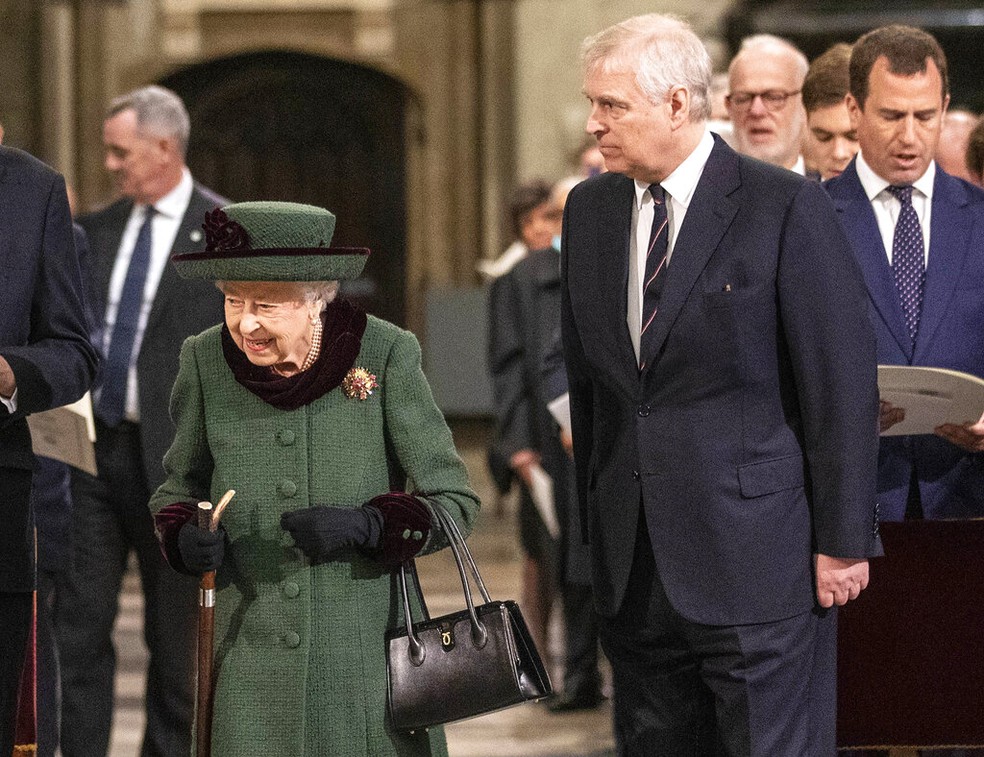 A rainha britânica Elizabeth II e o príncipe Andrew, no centro à direita, chegam para missa pelo príncipe Philip, duque de Edimburgo, na Abadia de Westminster, em Londres, em 29 de março de 2022.  — Foto: Richard Pohle via AP