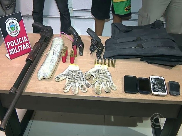 Polícia apreendeu armas, revólveres, bananas de dinamite e coletes à prova de balas (Foto: Reprodução/TV Cabo Branco)