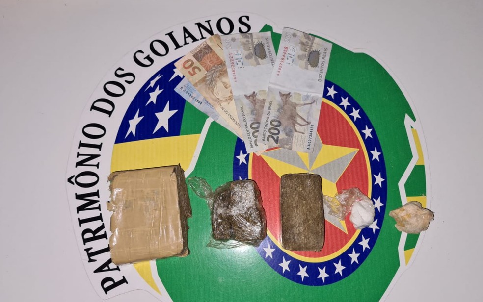 Polícia apreende porções de drogas em carrinho de brinquedo e dinheiro na casa de investigado por tráfico de drogas, em Aparecida de Goiânia, Goiás — Foto: Reprodução/TV Anhanguera