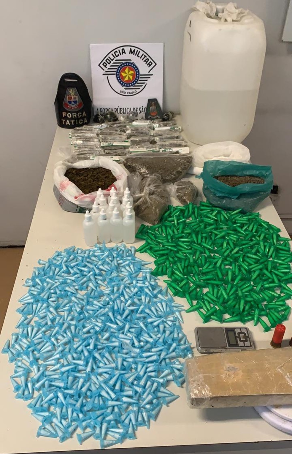 Drogas foram apreendidas durante operação da PM em morros de Santos, SP — Foto: Divulgação/Polícia Militar
