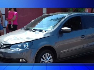 Égua disparada também atingiu um carro  (Foto: Reprodução / TV TEM)
