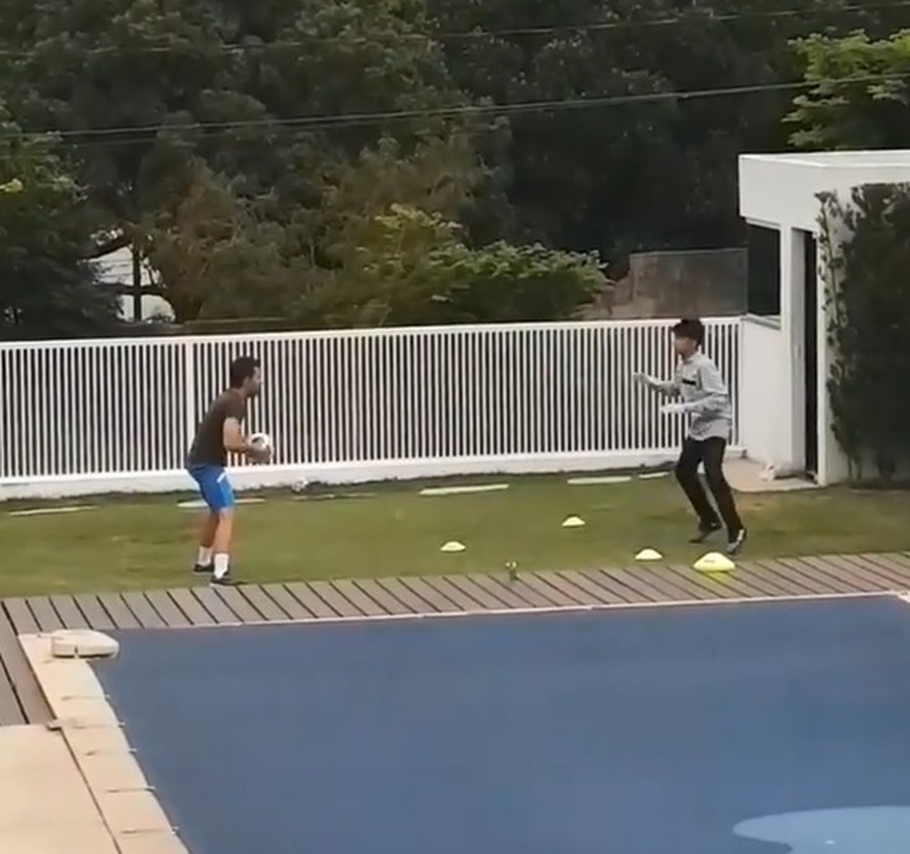 Novo Fábio vindo aí? Filho do goleiro treina com preparador de goleiros do clube