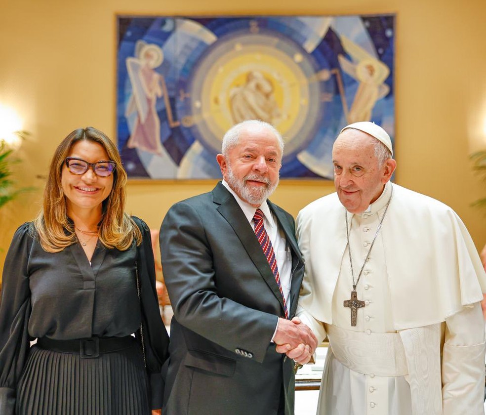 Primera Dama de Brasil, Janja Lula da Silva, con el presidente Lula y el Papa Francisco — Foto: Ricardo Stuckert