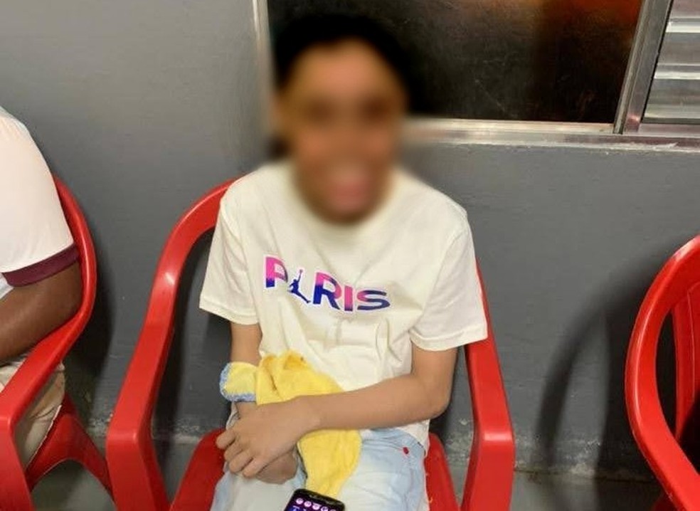 Segundo a mãe, o jovem desenvolveu uma limitação de movimentos após ter que parar a fisioterapia — Foto: Arquivo Pessoal