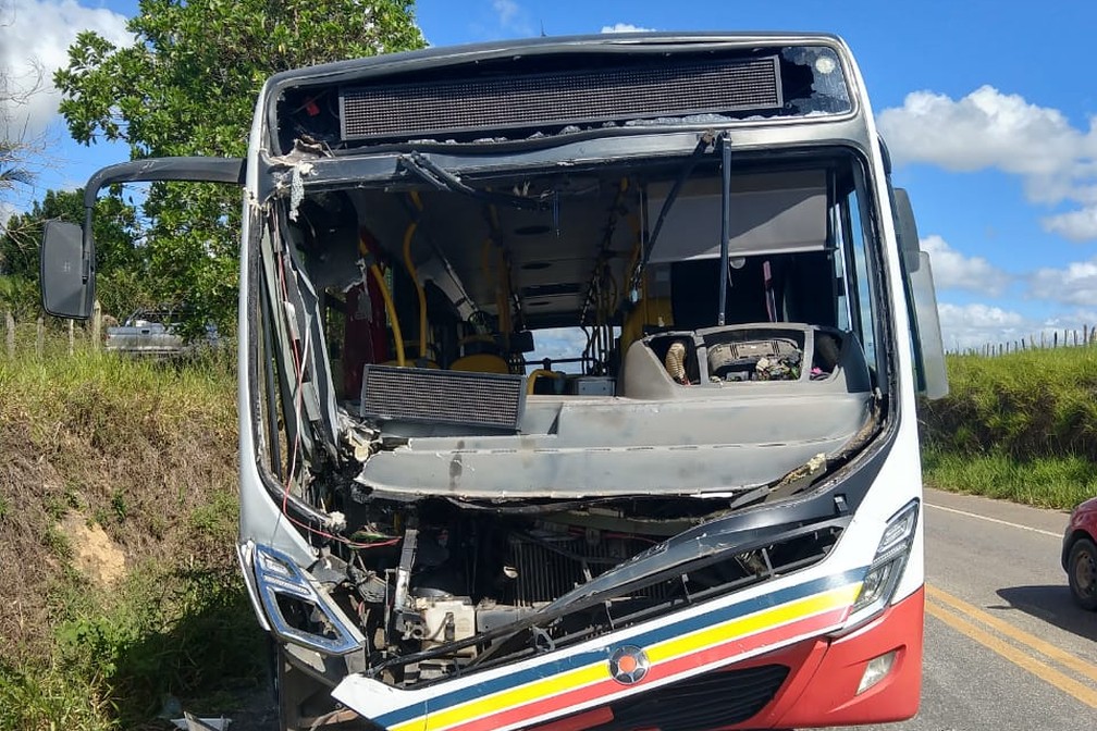 Quinze pessoas estavam no ônibus no momento do acidente — Foto: PRF/ Divulgação