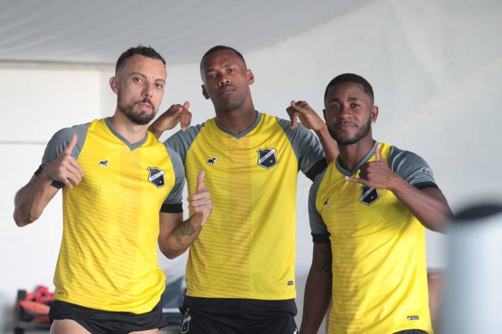 Paulo Sérgio, Pedro Costa e João Paulo em dia de reapresentação após vitória sobre o Santa Cruz — Foto: Divulgação/ABC