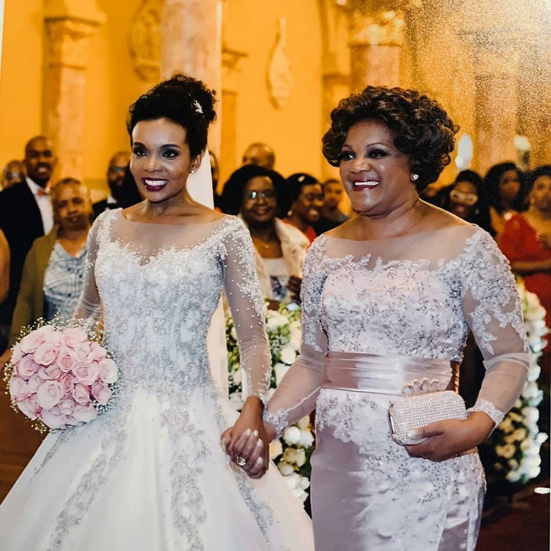 Thelma, com a mãe, Yara, no dia de seu casamento com Denis Santos (Foto: Reprodução/Instagram)