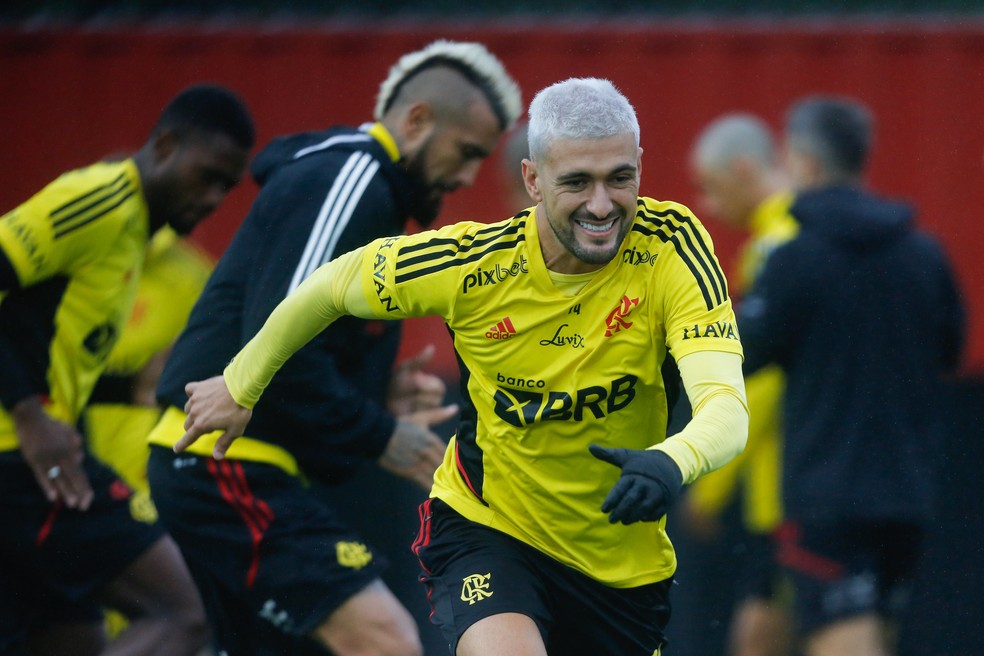 Arrascaeta e Vidal se reapresentaram ao Flamengo nesta quinta-feira &mdash; Foto: Gilvan de Souza/Flamengo