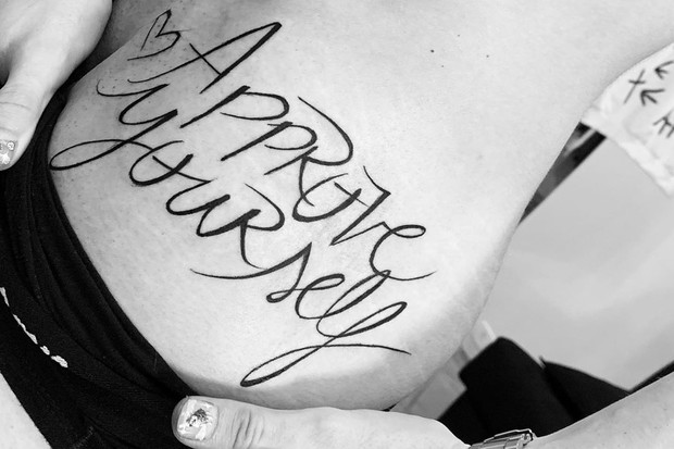 Léo Picon faz tatuagem (Foto: Reprodução/Instagram)