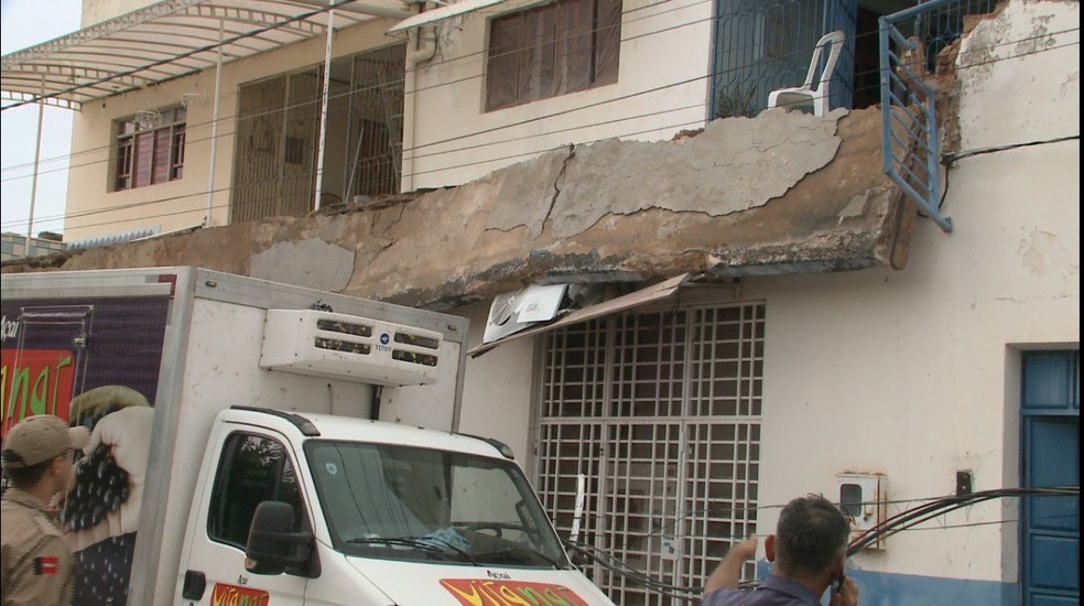 No momento da queda da marquise, a vítima estava nas proximidades do local, uma antiga fábrica de móveis — Foto: Beto Silva/TV Paraíba