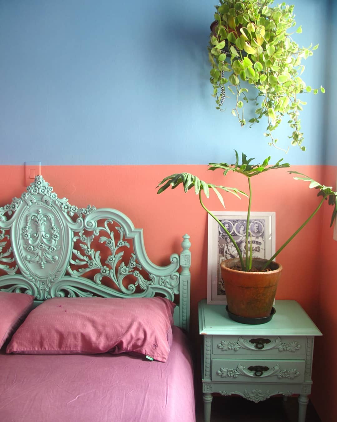 Décor do dia: quarto com parede bicolor e vasos de plantas  (Foto: Instagram/@cenourasfrescas)