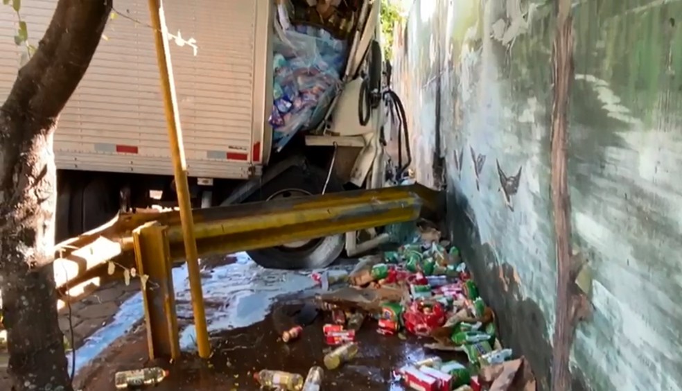 Caminhão estava carregado com alimentos, em Piraju (SP) — Foto: Divulgação/Minuto do Amorim