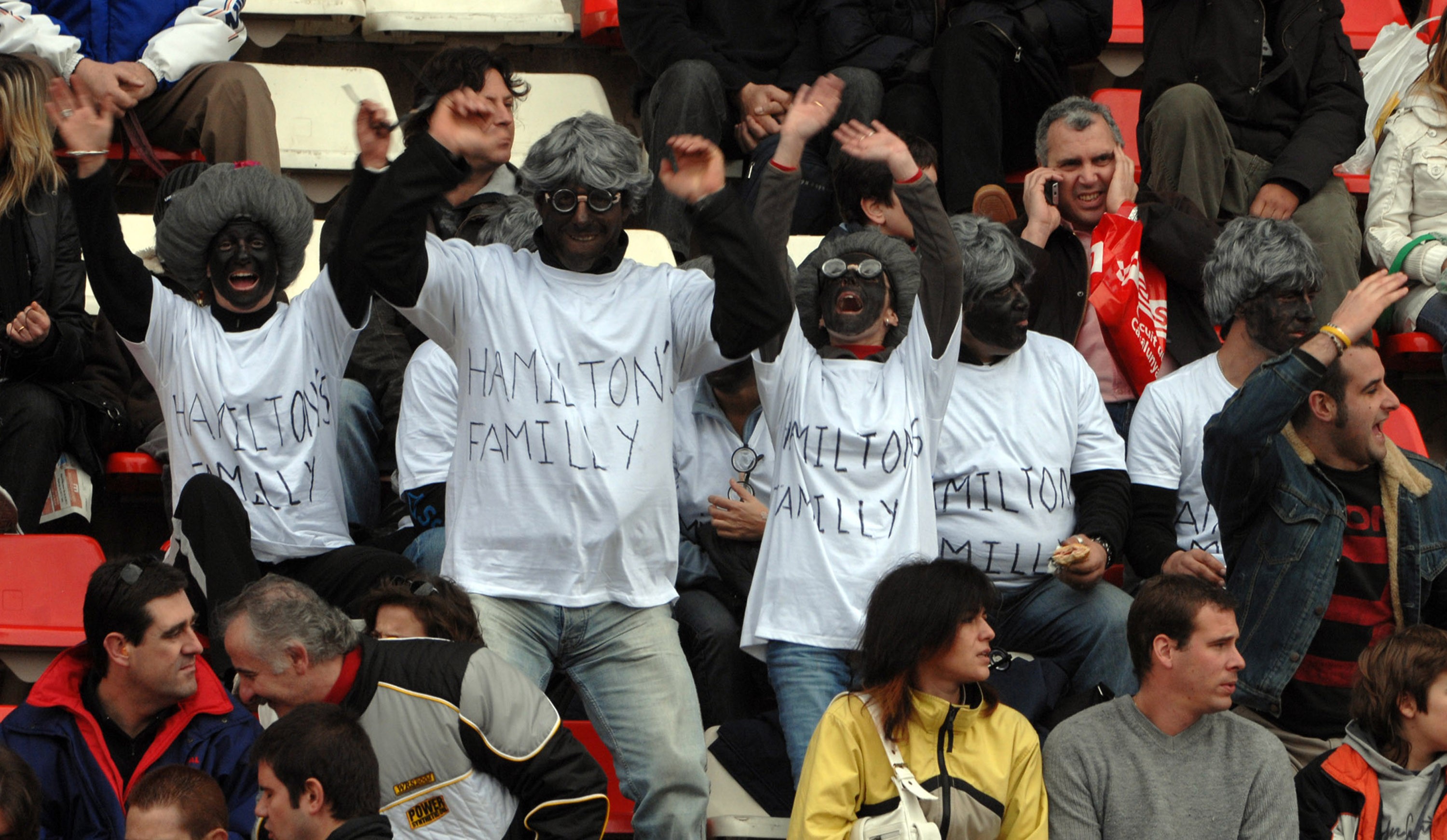 Torcedores realizaram atos racista durante os testes durante o Circuito da Catalunha, em 2008 (Foto: Joanne Burnett/Getty Images)