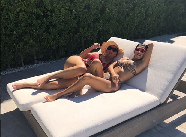 Kourtney e Kris descansam no sol. "As vezes, você tem que mimar a chefe", a socialite no Instagram (Foto: Instagram/ Reprodução)
