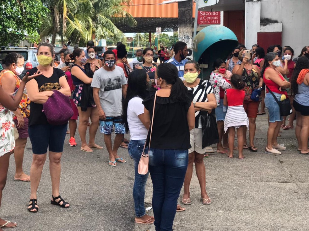Pessoas em aglomeram em buscam atendimento em unidade do Cadastro Único, na Zona Norte de Natal, após terem Bolsa Família suspenso.  — Foto: Kleber Teixeira/Inter TV Cabugi