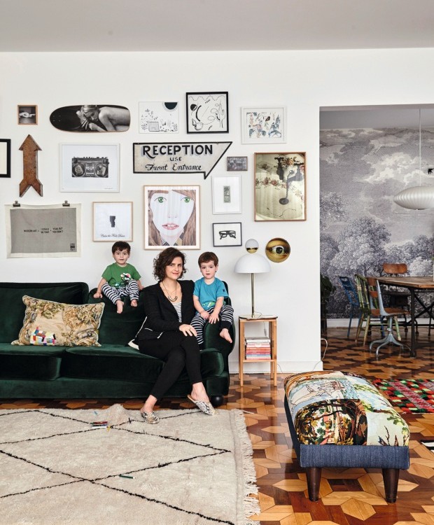 Família. Sobre o sofá da Ikea, revestido de veludo verde, estão Noah (à esq.), Ana Strumpf e Max (Foto: Victor Affaro / Editora Globo)