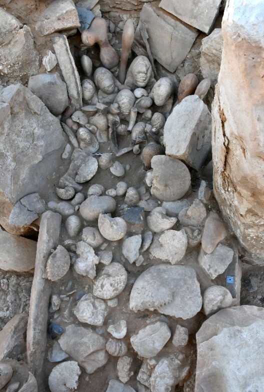 Depósito de fósseis marinhos dentro da instalação ritual na Jordânia  (Foto: SEBAP)