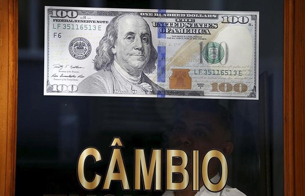 Nota de dólar vista em casa de câmbio no Rio de Janeiro (Foto: Sergio Moraes/Reuters)