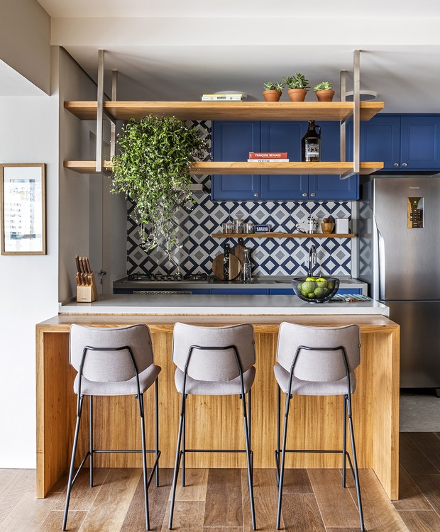 Cozinha | Os móveis em estilo provençal são contornados pelas cerâmicas geométricas em tons de azul, da PortobelloShop, criando um ambiente lúdico que traz memórias afetivas ao morador (Foto: Renato Navarro/Divulgação)